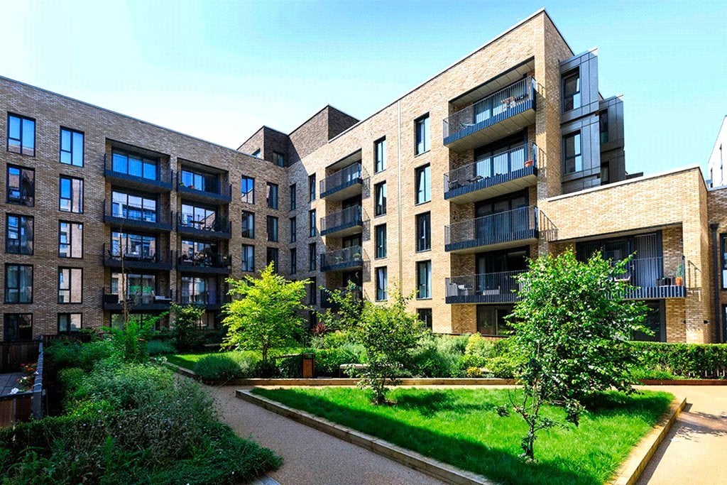 Flat Fairfield Avenue in Borough of Spelthorne