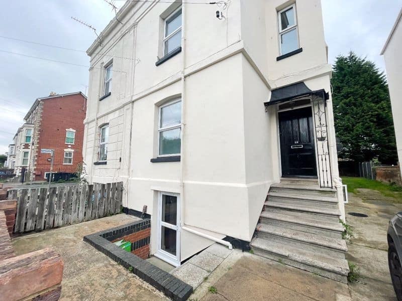 Flat Midland Road in Gloucester