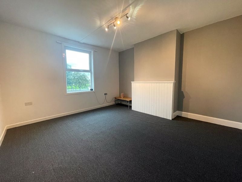 Flat Midland Road in Gloucester