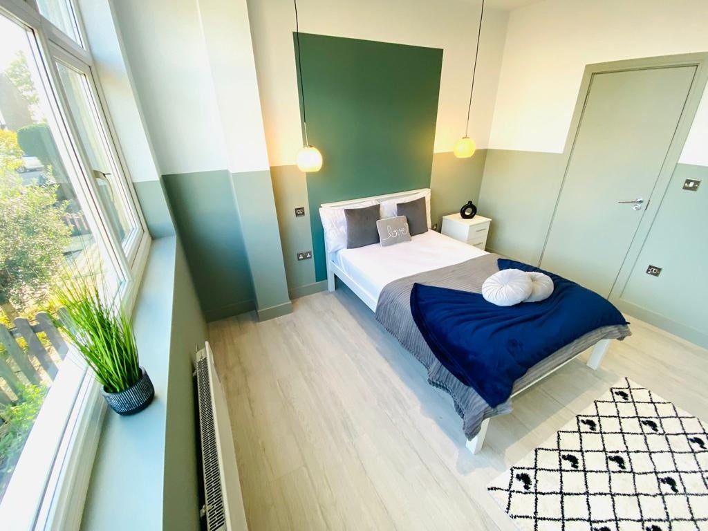 Room Larbert Road in Greater London