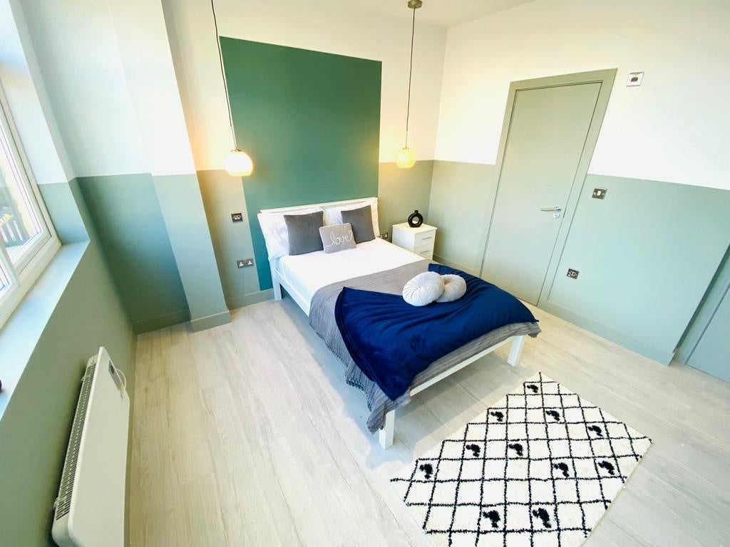 Room Larbert Road in Greater London