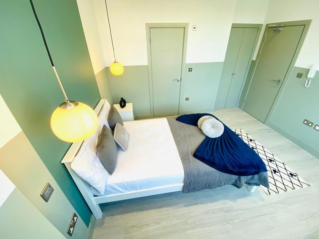 Room Larbert Road in Greater London