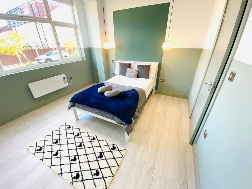 Room Larbert Road in Greater London