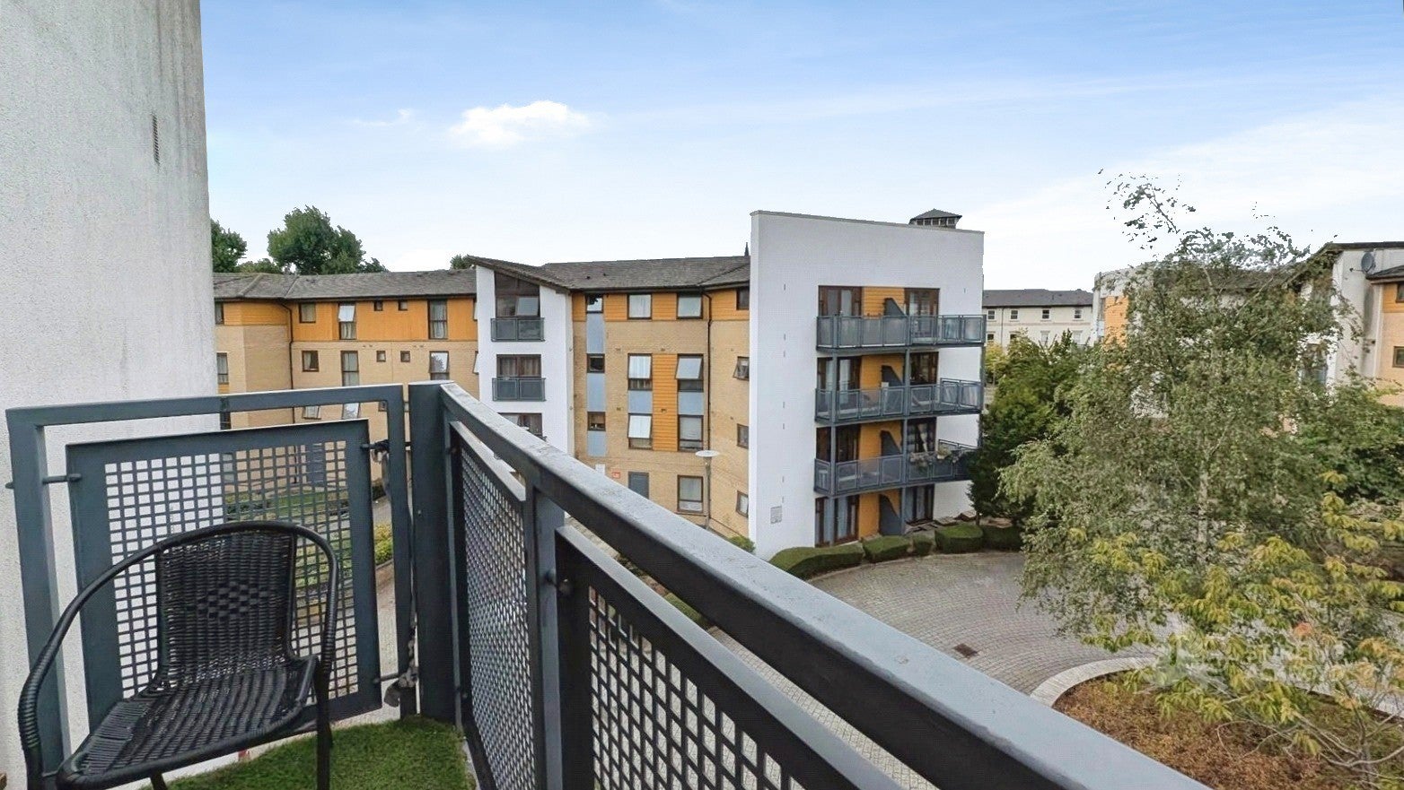 Flat Harry Close in Greater London