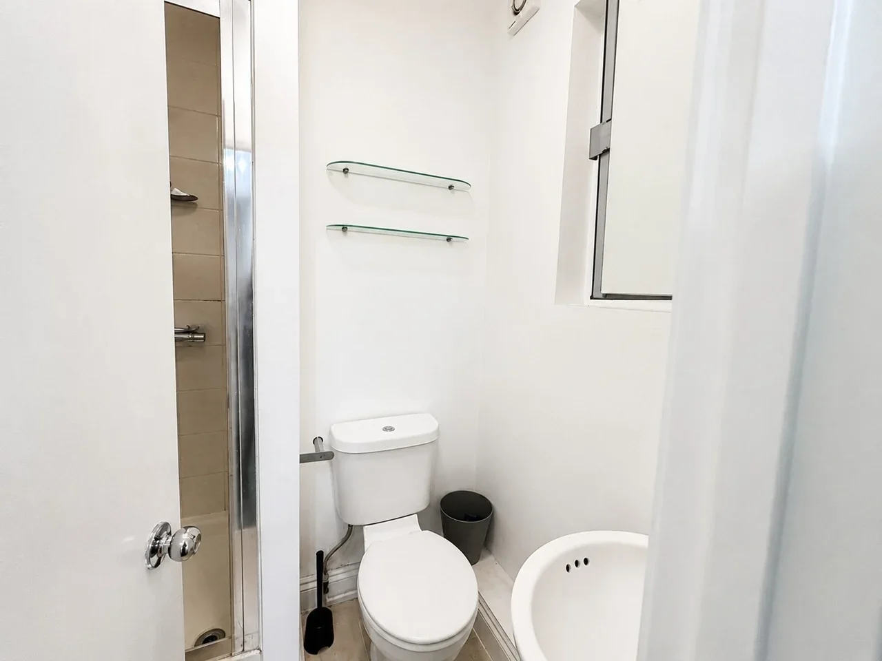 Room Bush Road in Greater London