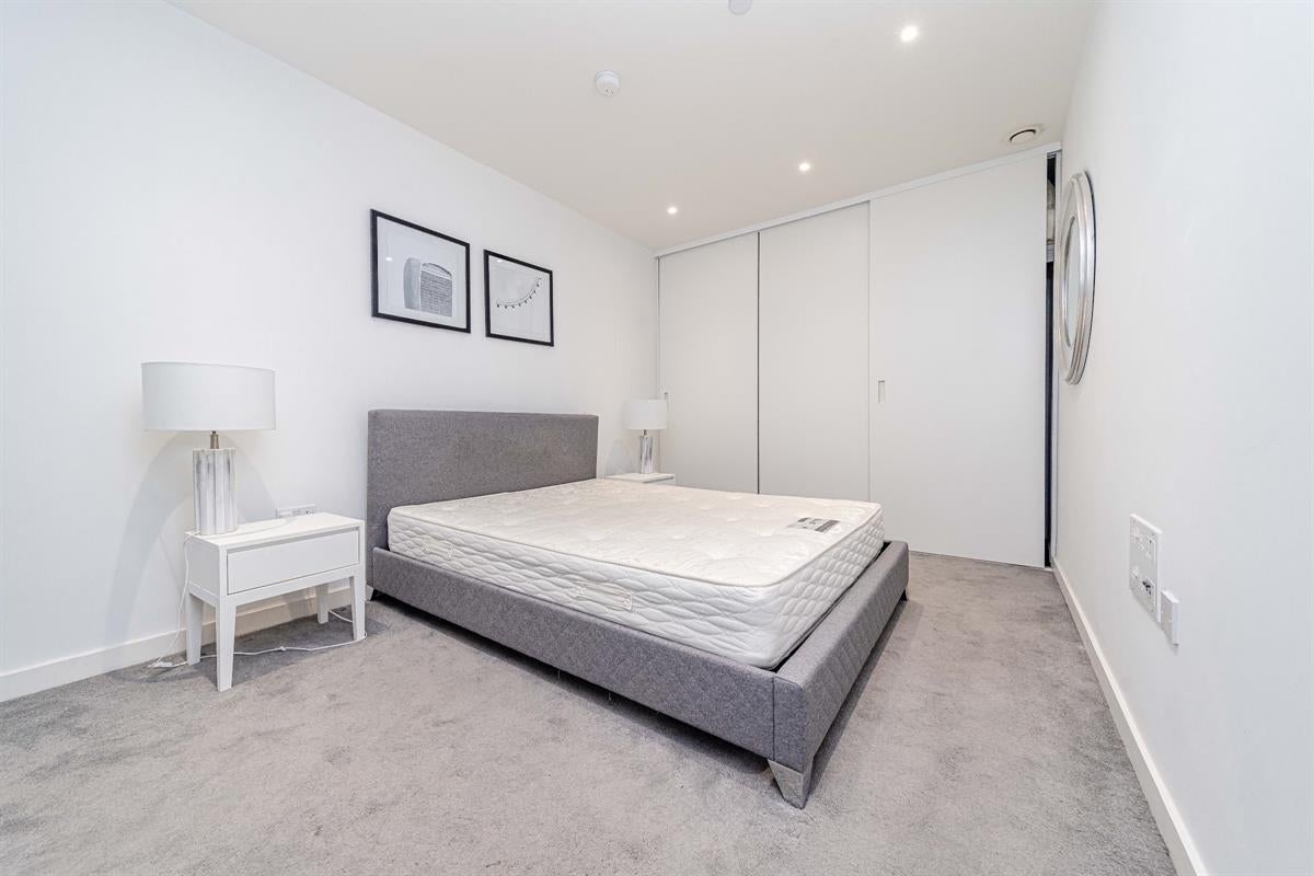 Flat Woodberry Down in Greater London