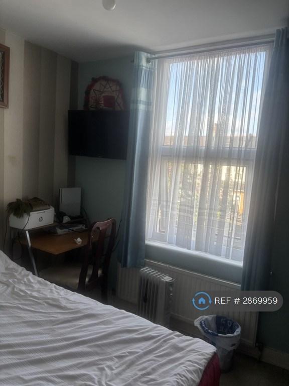 Room Churston Avenue in Greater London