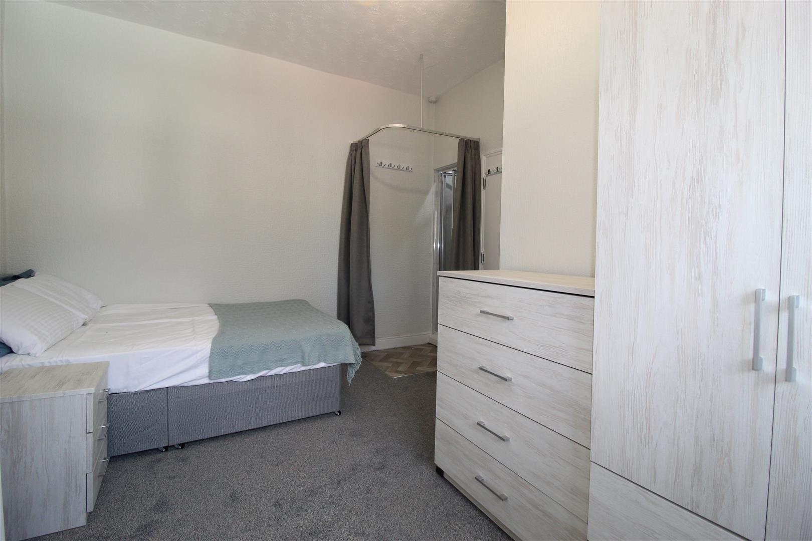 Room Glebe Avenue in Leeds