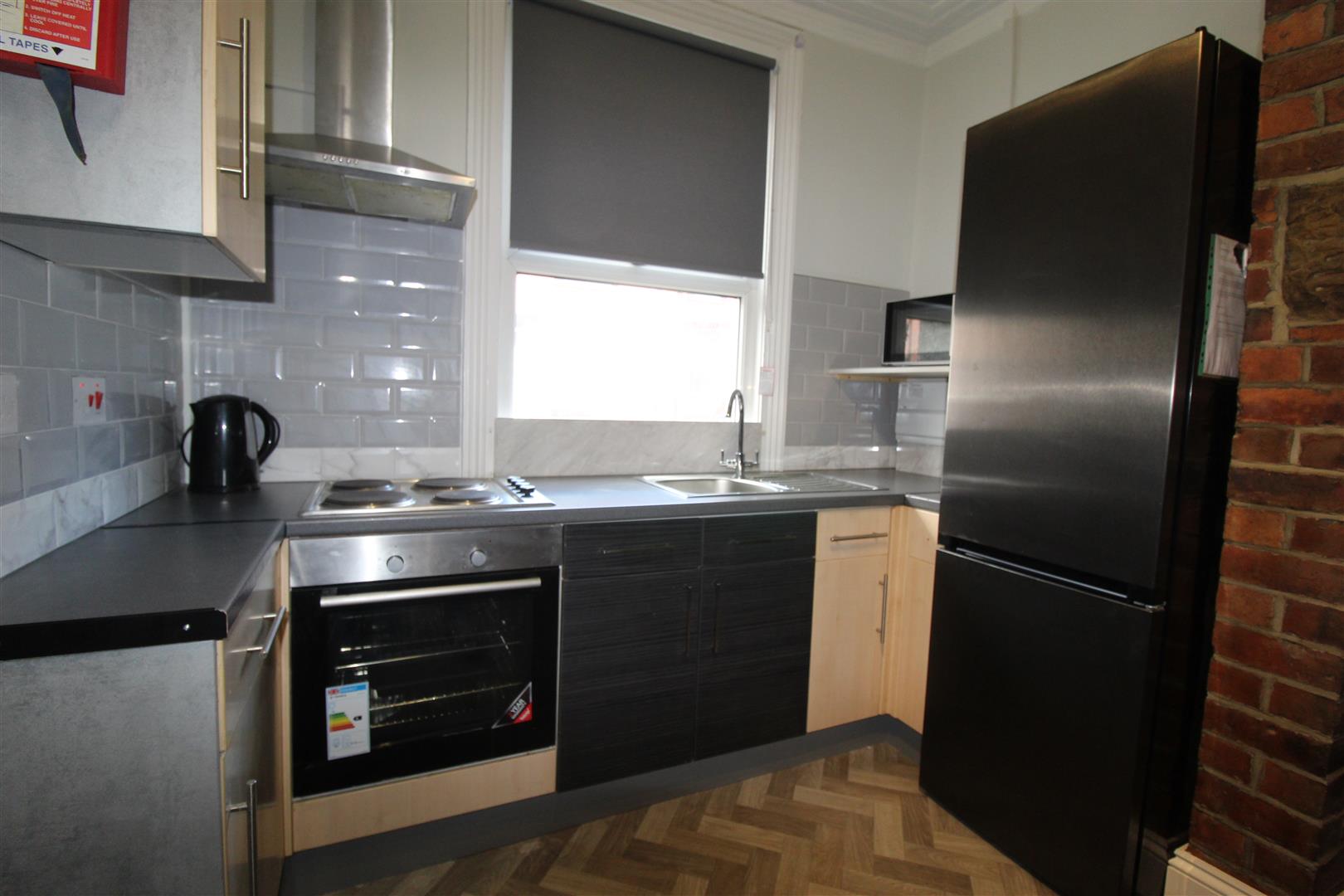 Room Glebe Avenue in Leeds