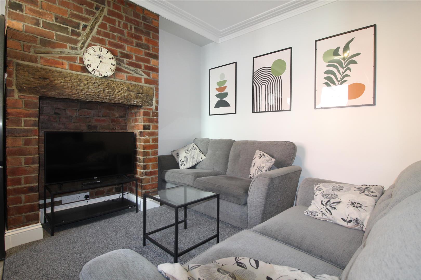 Room Glebe Avenue in Leeds