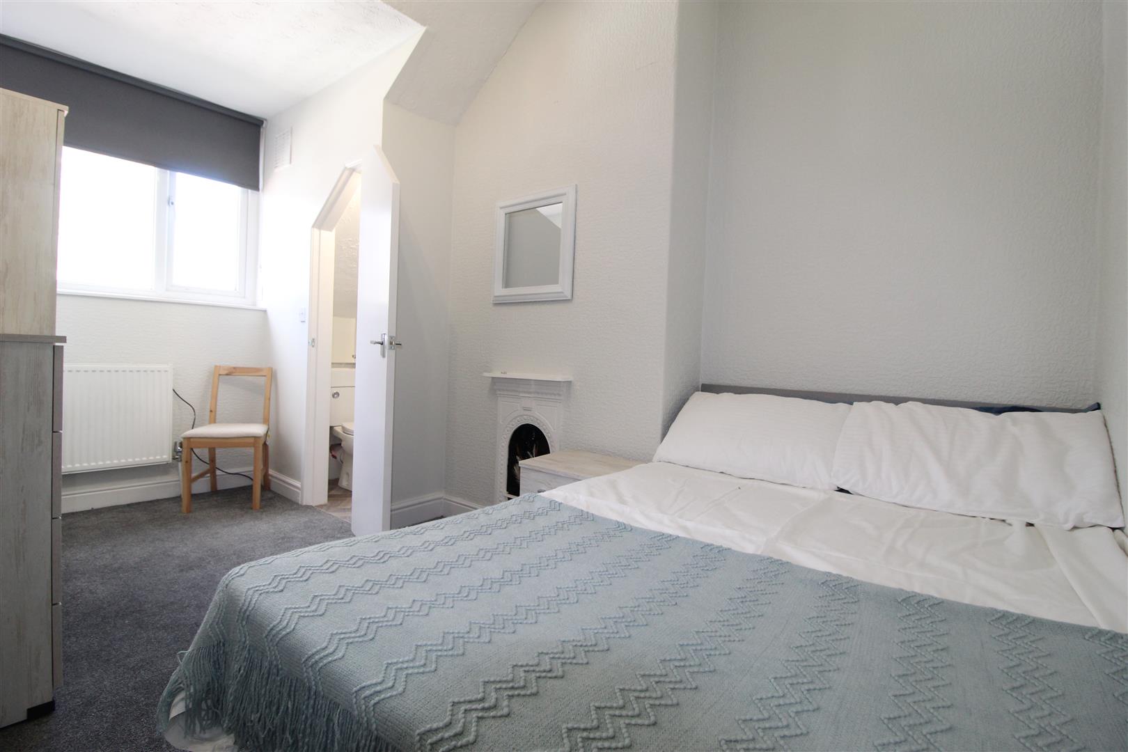 Room Glebe Avenue in Leeds