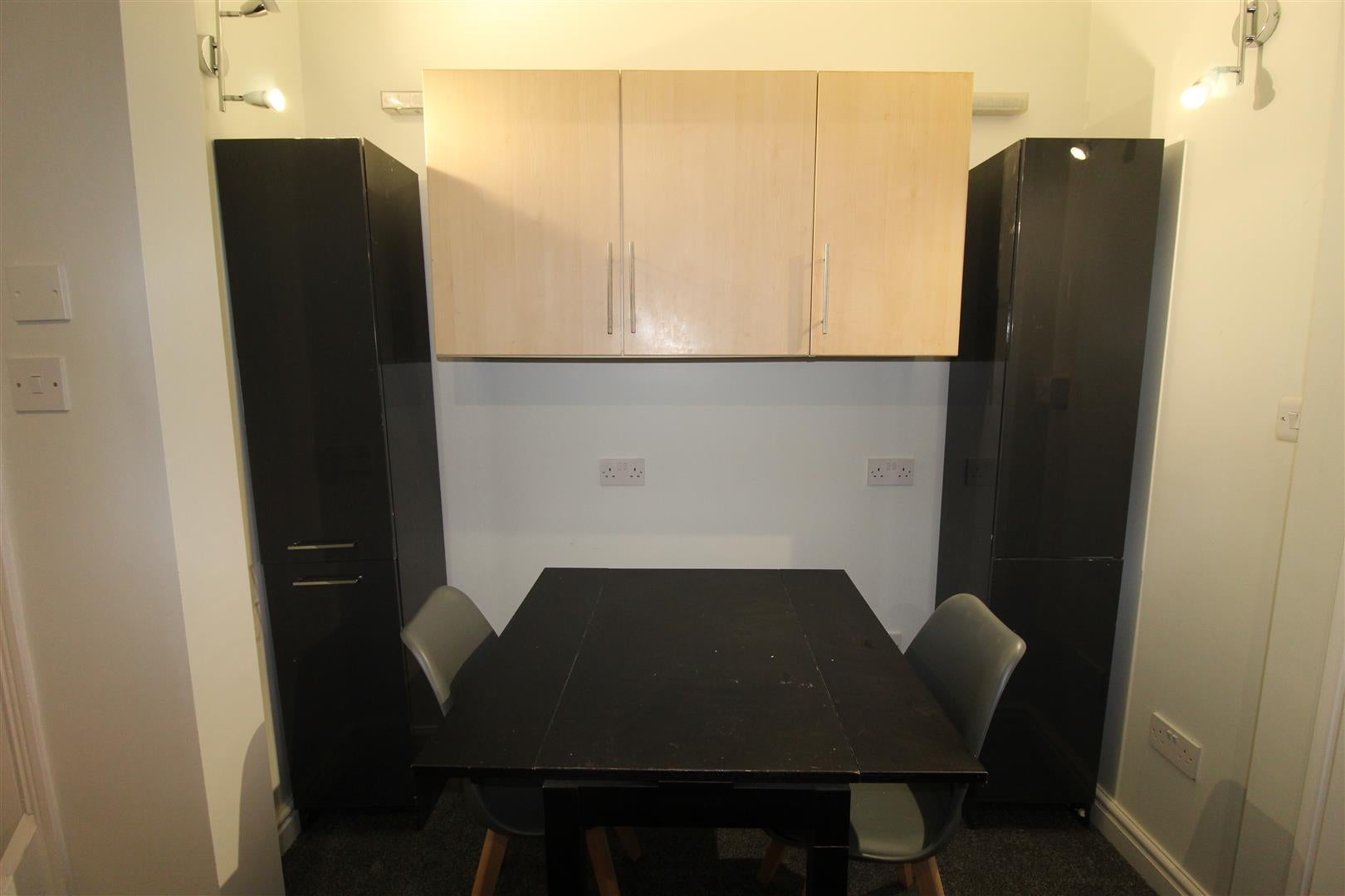 Room Glebe Avenue in Leeds