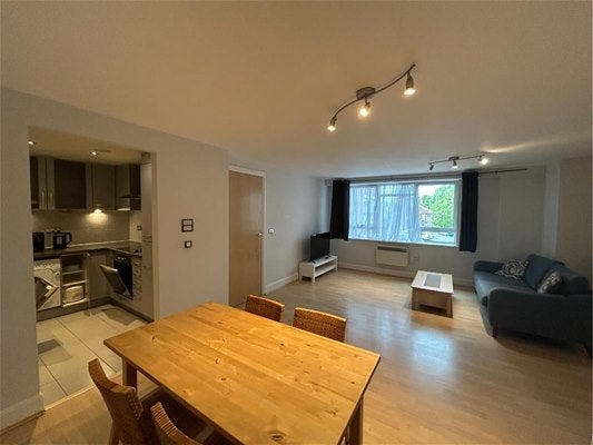Flat Mercury Gardens in London
