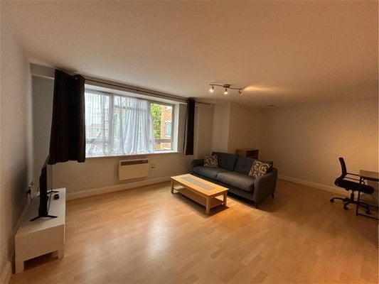 Flat Mercury Gardens in London