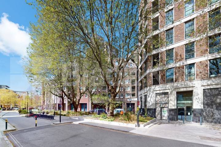 Flat Borough High Street in Greater London