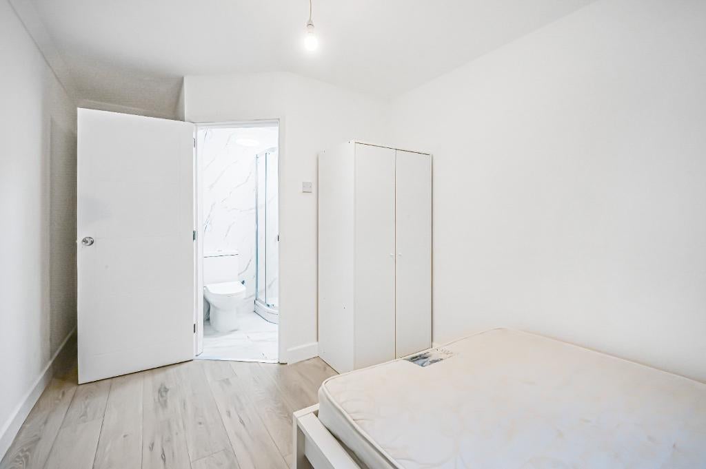 Flat Kennet Street in London