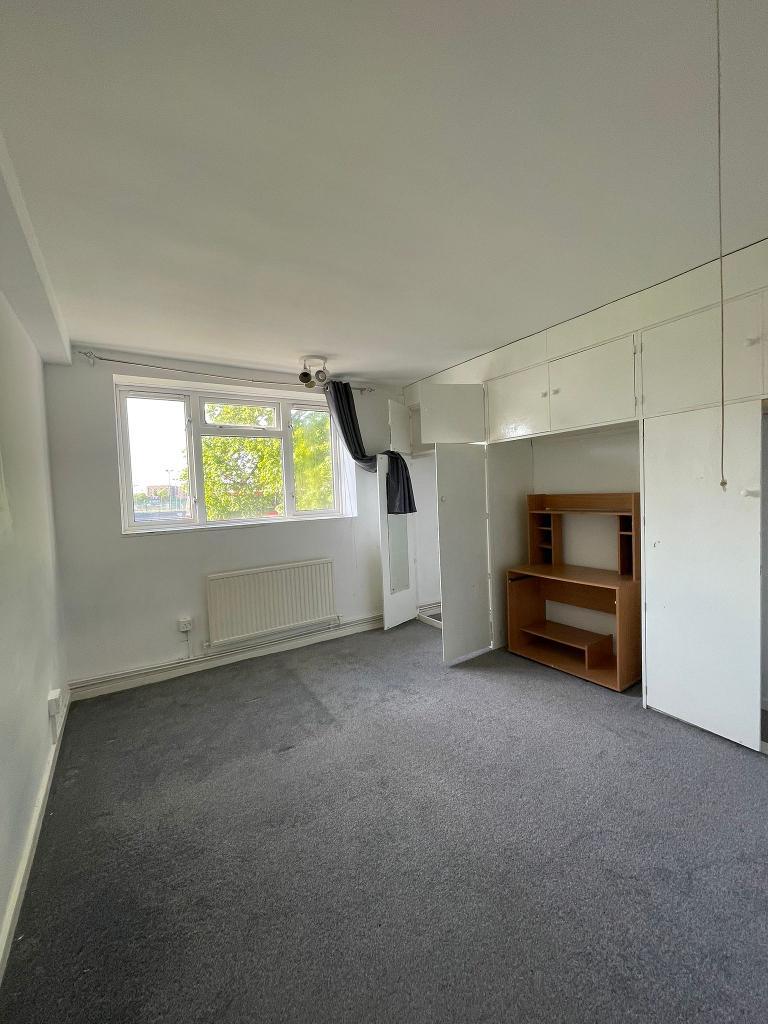 Flat Longbridge Road in Greater London