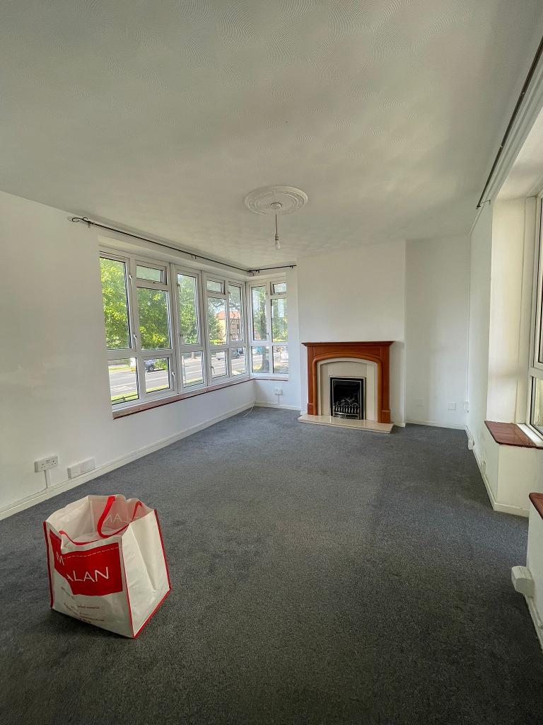 Flat Longbridge Road in Greater London