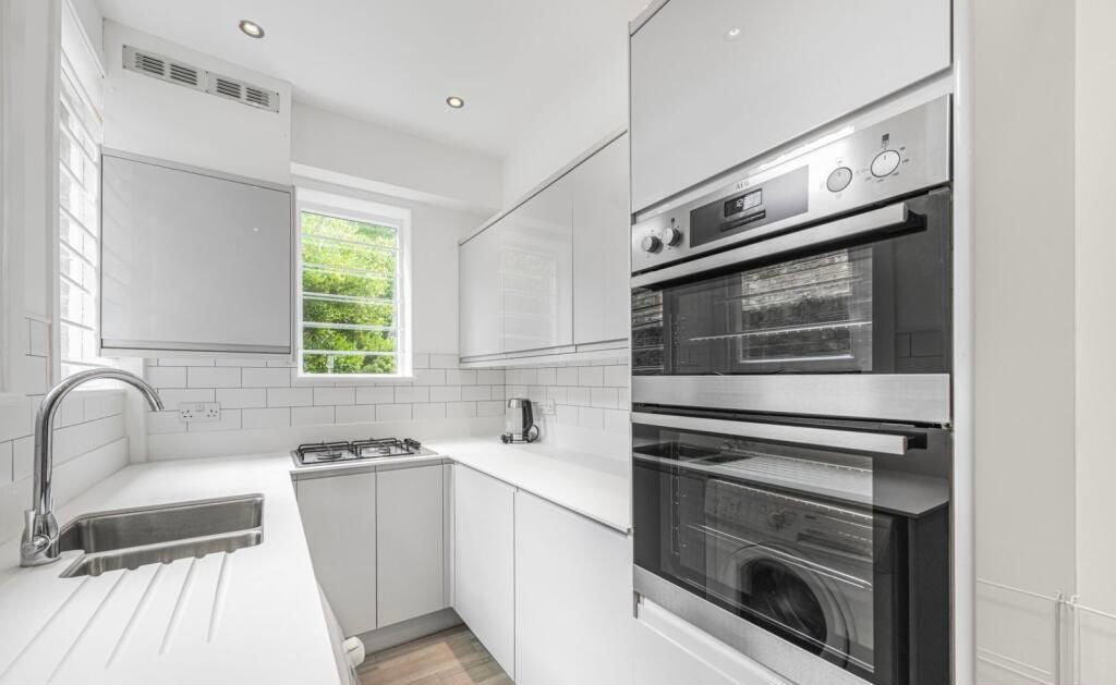 Flat Compayne Gardens in Greater London
