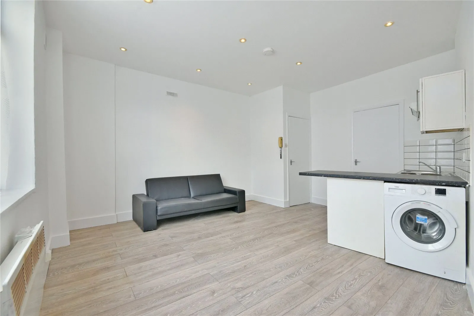 Flat Pellatt Grove in Greater London
