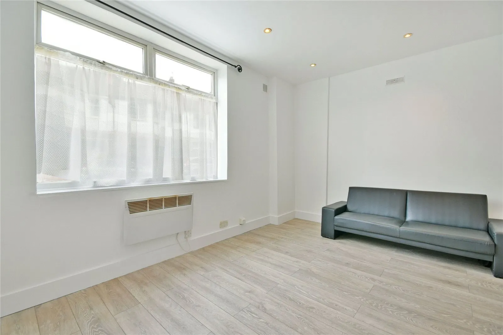 Flat Pellatt Grove in Greater London
