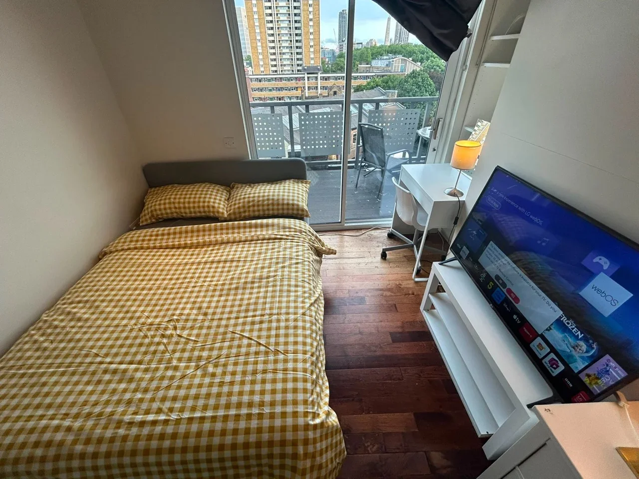 Room City Road in Greater London