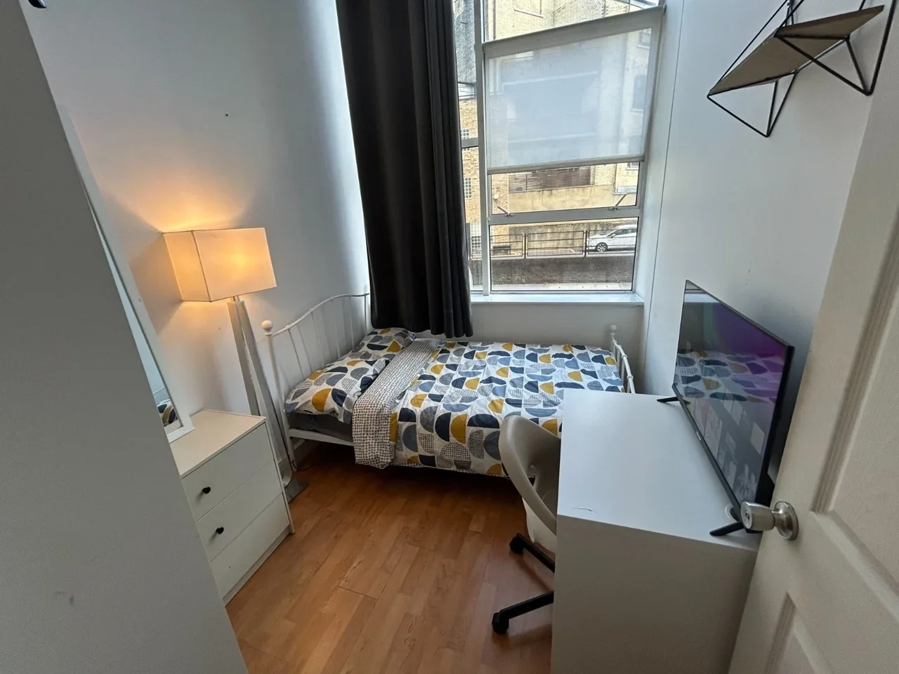 Room City Road in Greater London