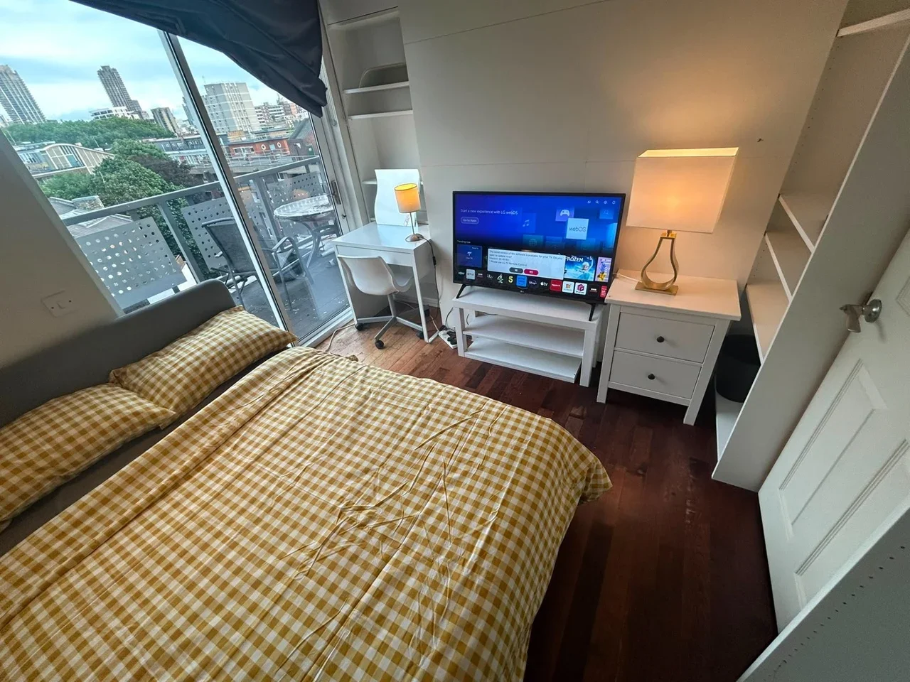 Room City Road in Greater London
