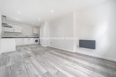 Flat Clyde Vale in Greater London