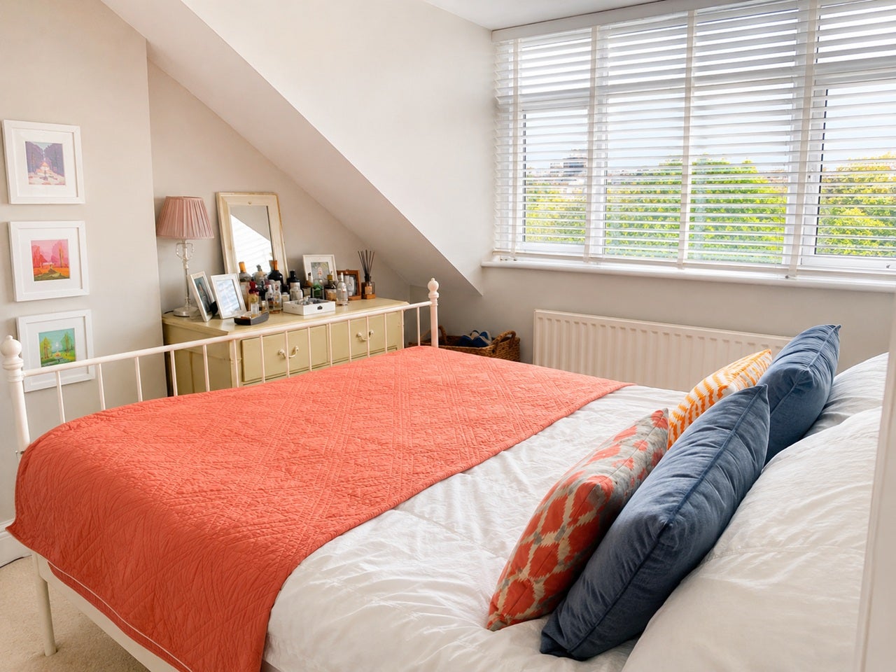 Flat Queen's Drive in Greater London