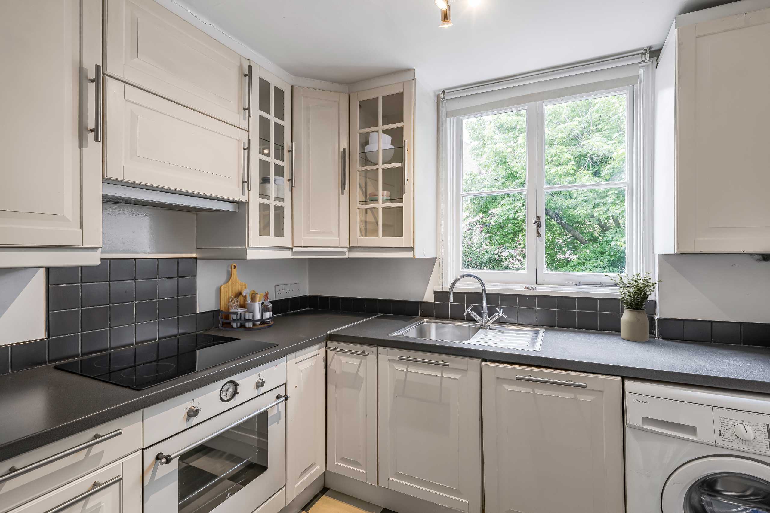 Flat Chesterton Road in Greater London