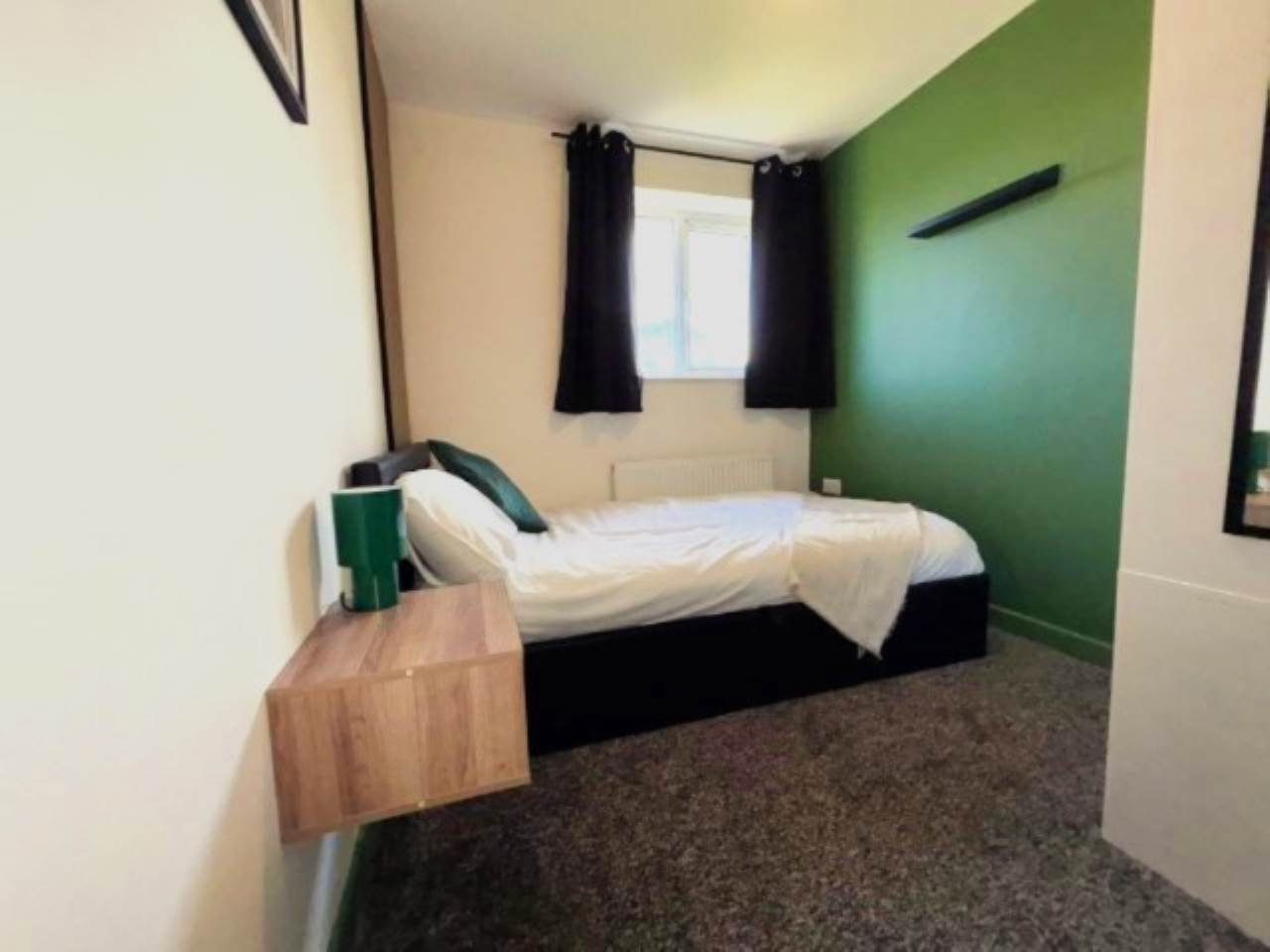 Flat Croftside Close in Leeds