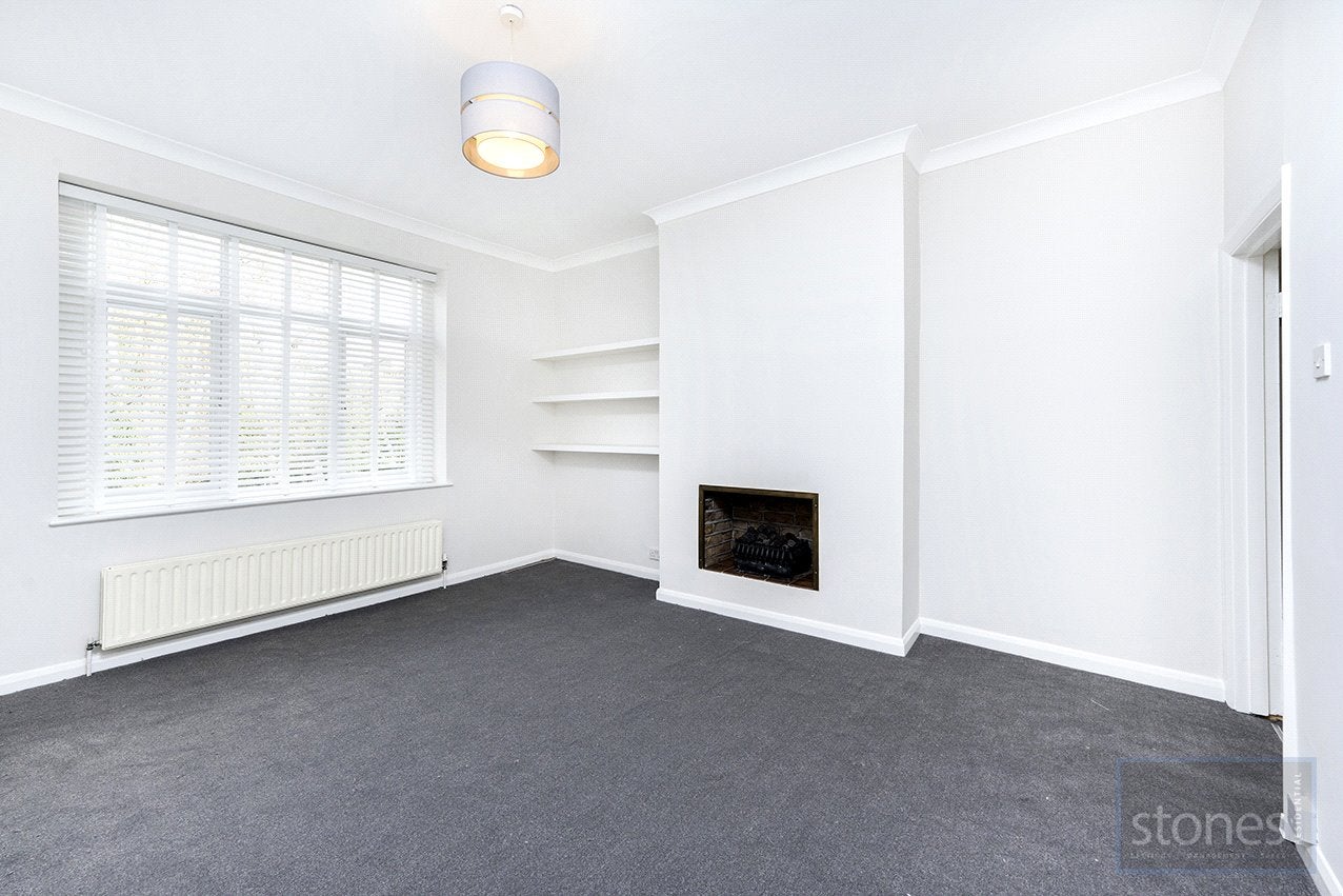 Flat Dollis Road in Greater London