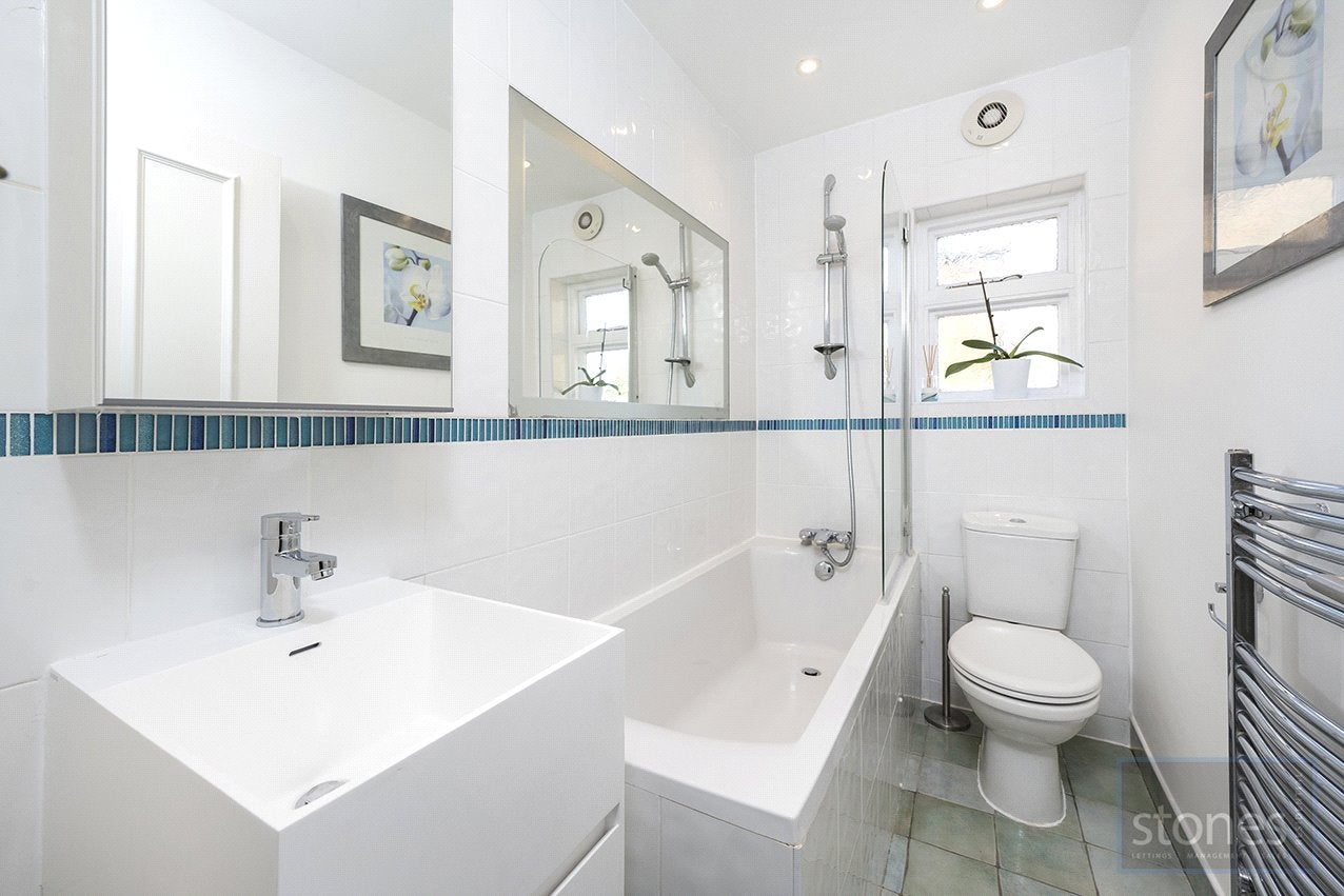 Flat Dollis Road in Greater London