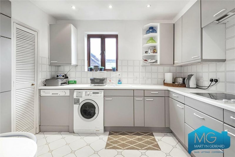 Room Cyprus Road in Greater London