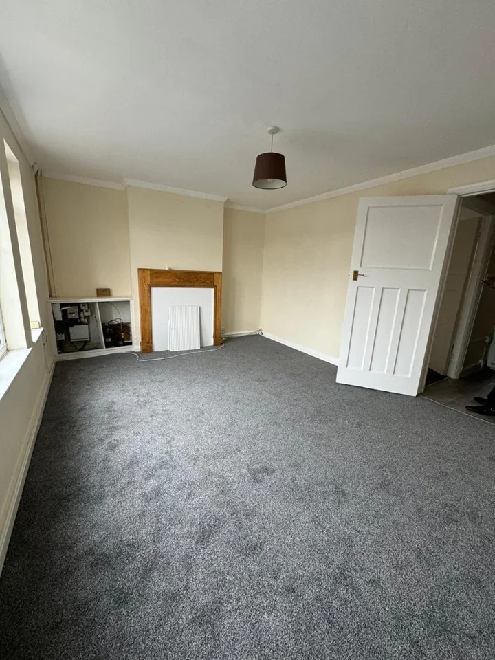 Flat Long Lane in Greater London