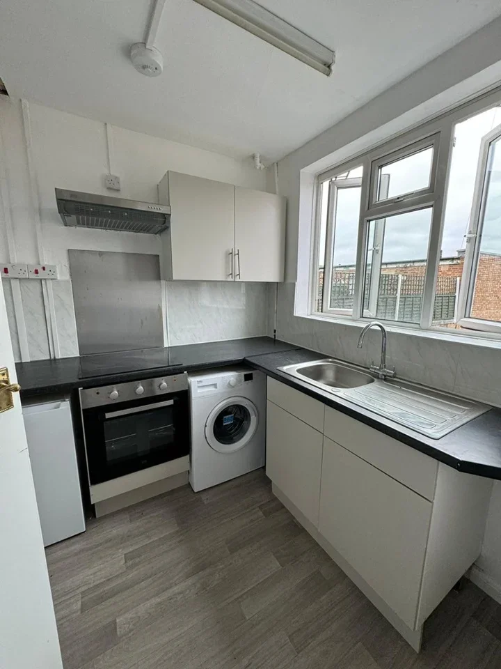 Flat Long Lane in Greater London