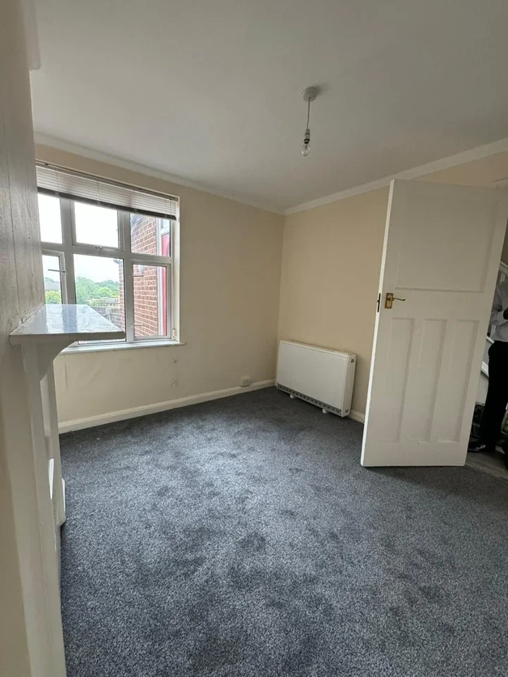 Flat Long Lane in Greater London