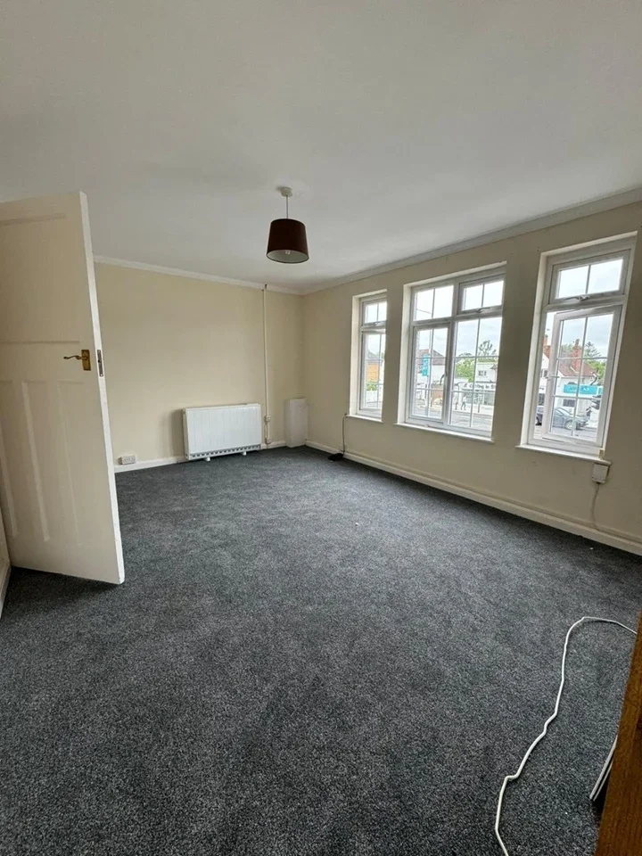 Flat Long Lane in Greater London