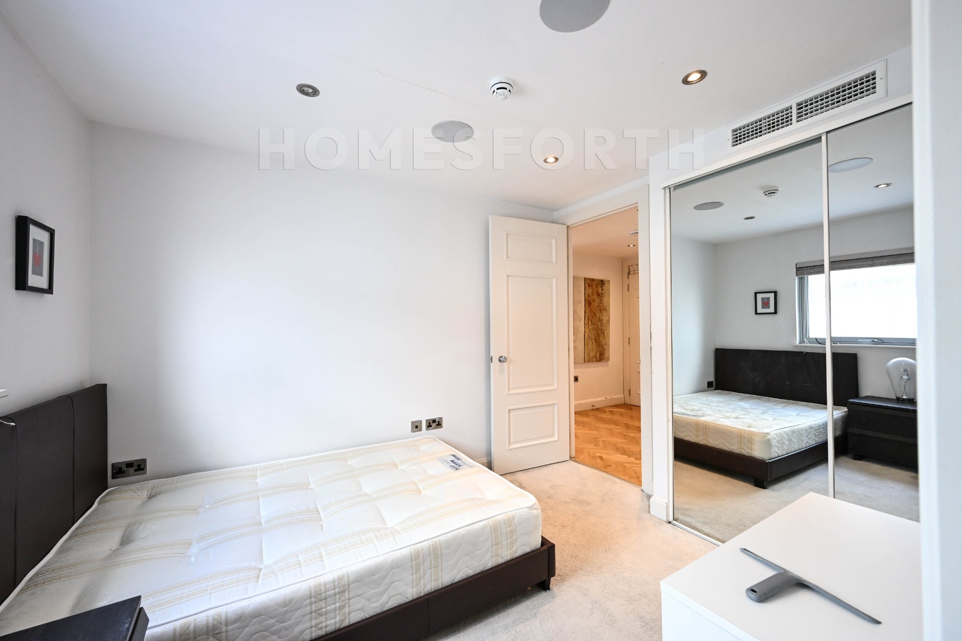 Flat Commercial Road in Greater London