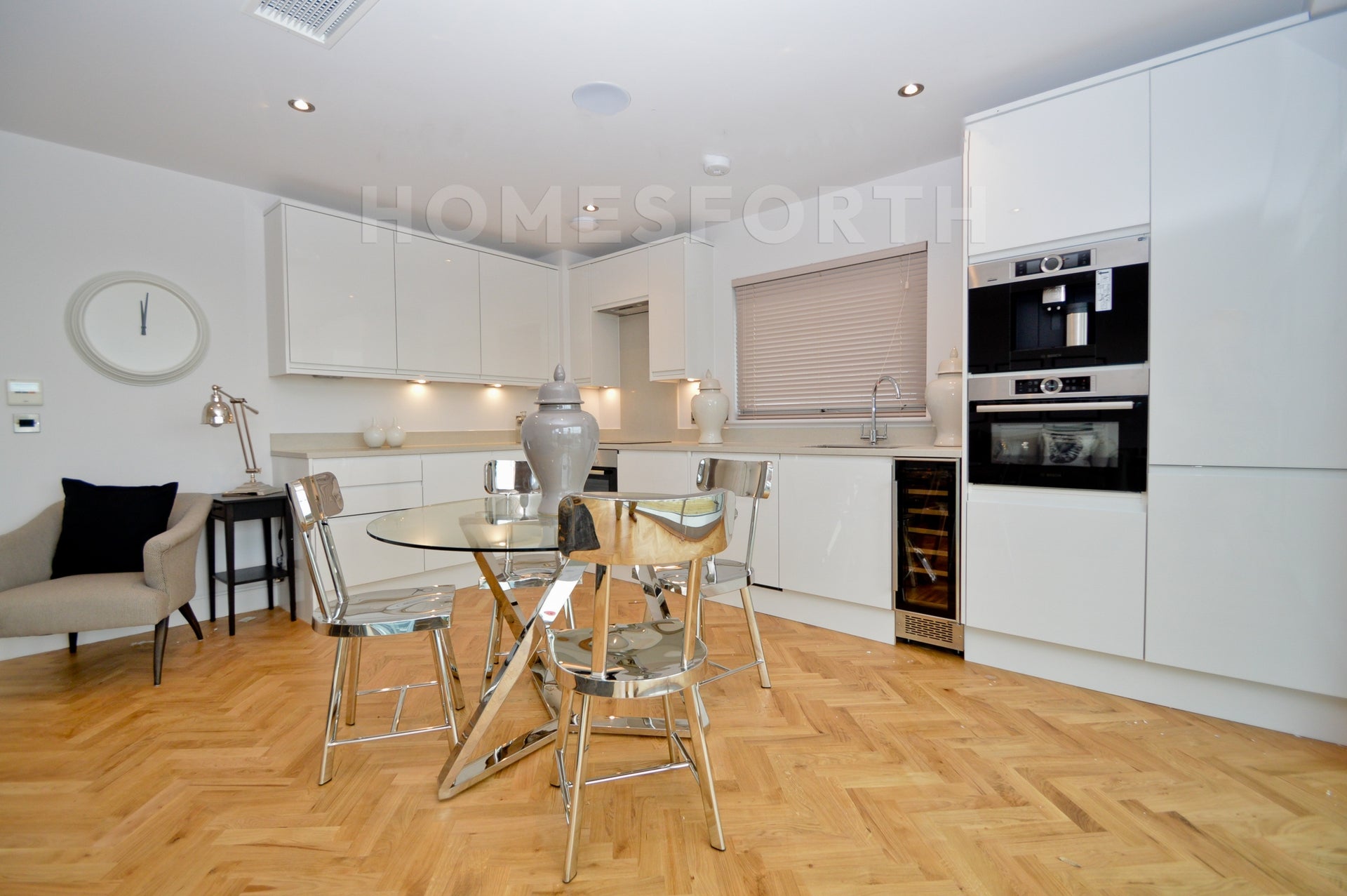 Flat Commercial Road in Greater London