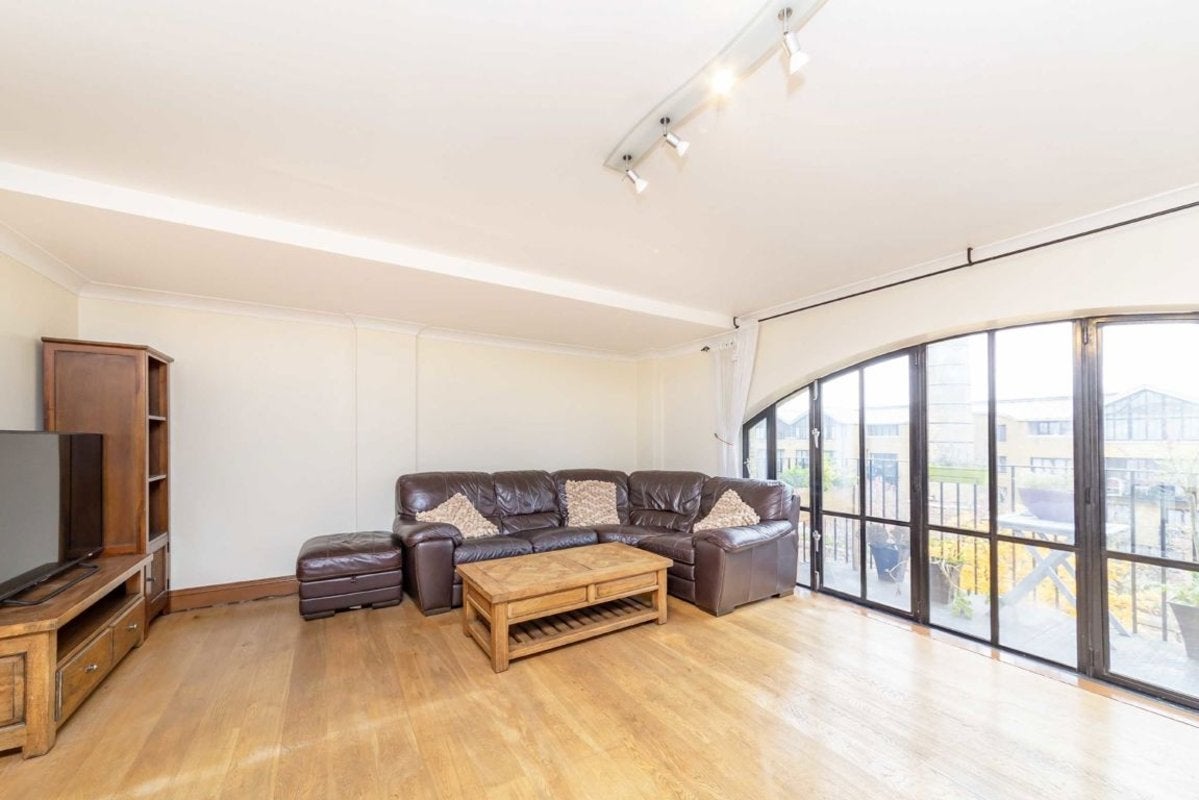 Flat Westferry Circus in Greater London