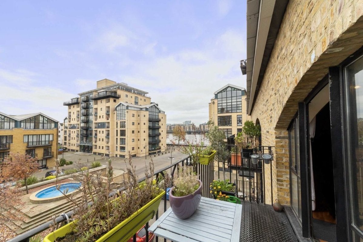 Flat Westferry Circus in Greater London