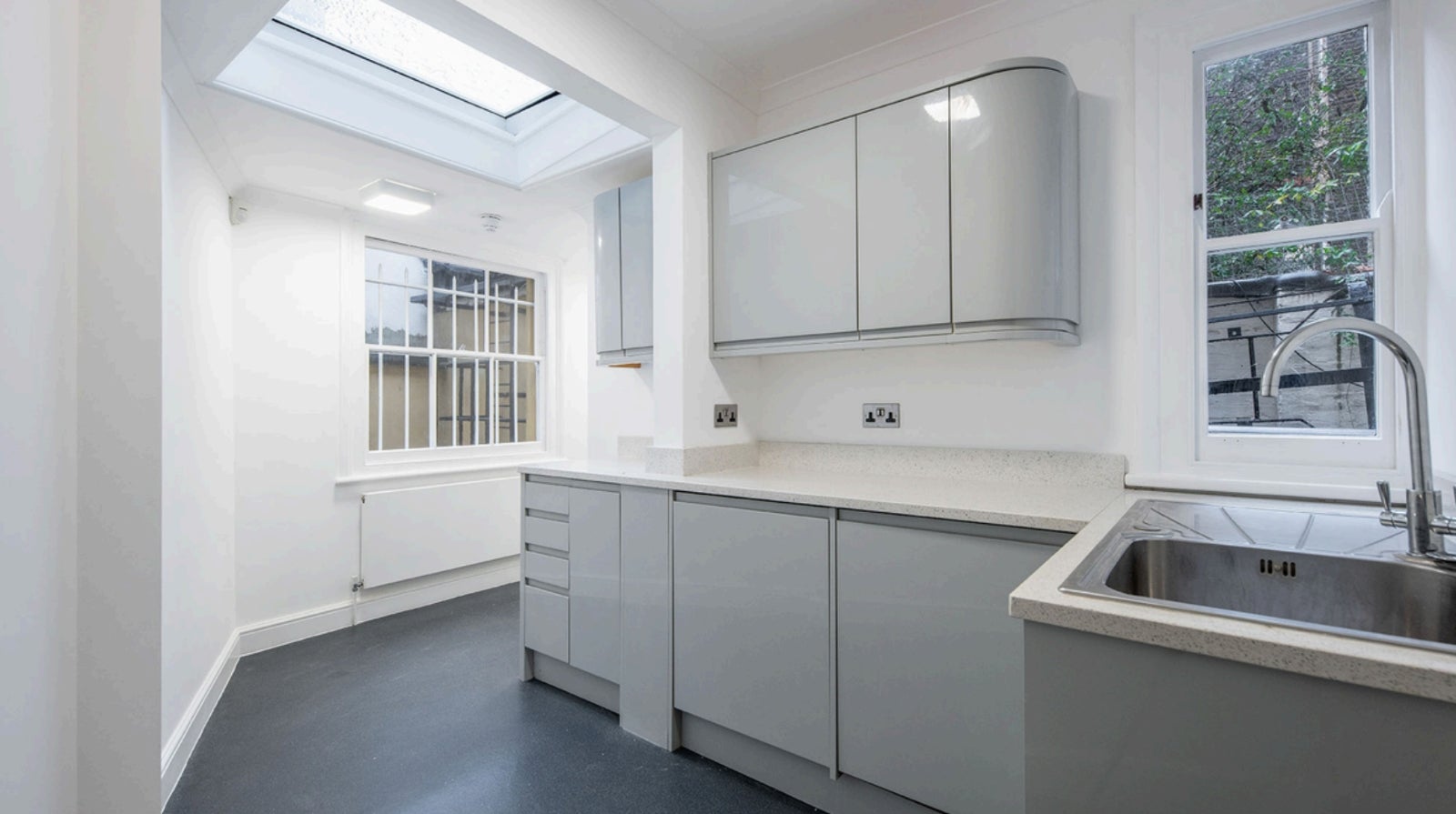 Flat Hobart Place in City of Westminster