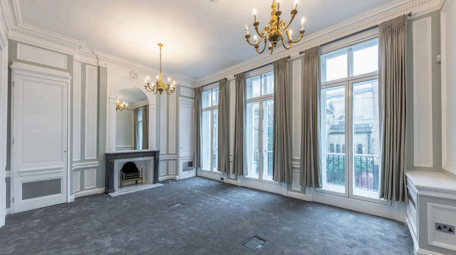 Flat Hobart Place in City of Westminster