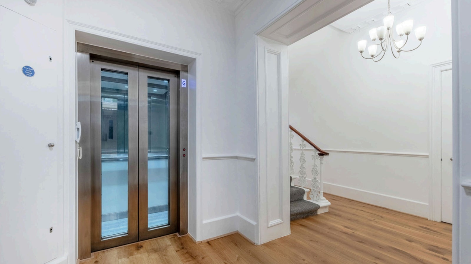 Flat Hobart Place in City of Westminster