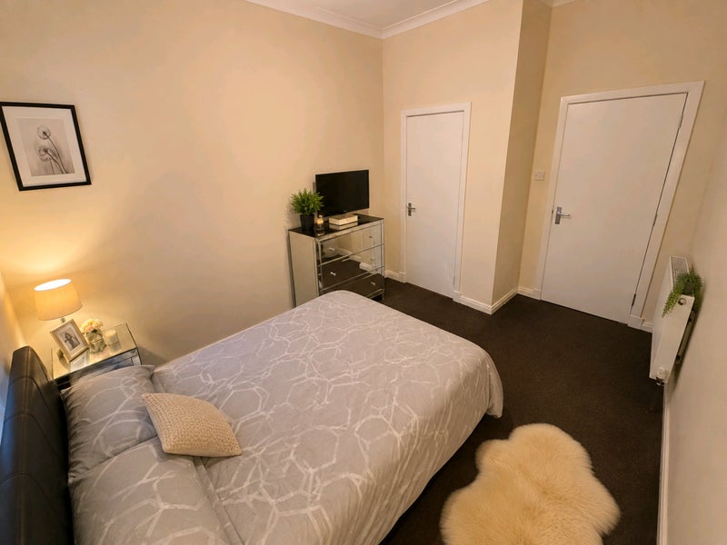 Room Dumbarton Road in Glasgow