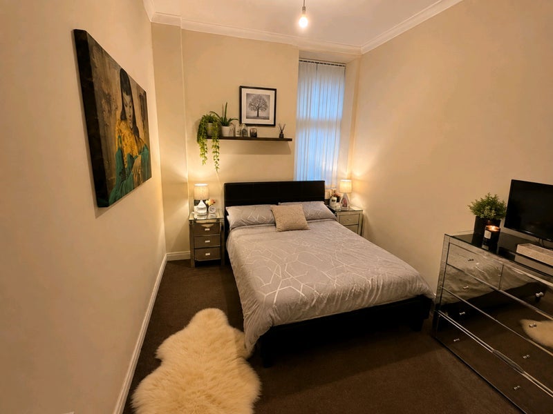 Room Dumbarton Road in Glasgow