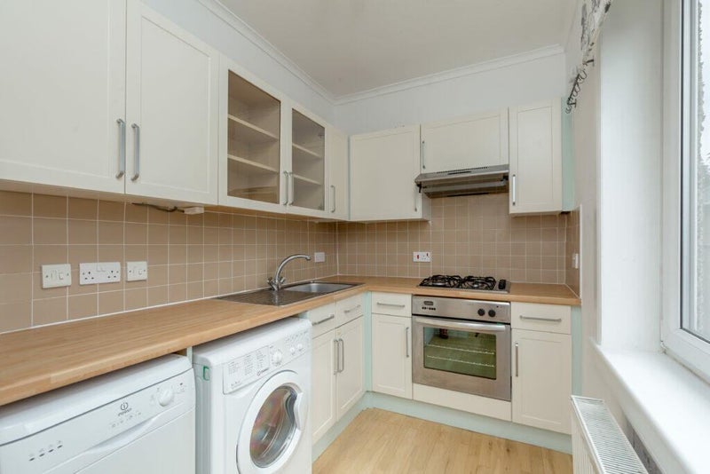 Room Colinton Mains Green in City of Edinburgh