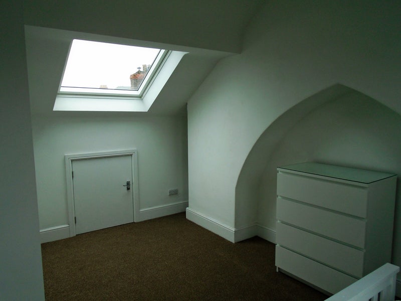 Room Ampthill Road in Liverpool